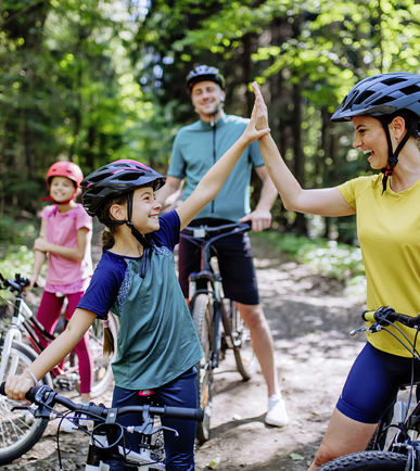 Eine Familie, die mit dem Fahrrad unterwegs ist